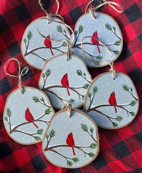 Snowy cardinal and pine branch scene wood slice ornament. As featured in Better Homes & Gardens 2020 Holiday Crafts magazine. Every wood slice is approximately 2 1/2 - 3 1/2 inches wide, hand painted with quality acrylic paint and sealed with a  protective finish and hung with rustic twine. Please note that all ornaments are handmade and no two paintings are exactly the same. Each wood slice may vary a bit in size and shape and with the rustic quality of the material, some of the bark may come o Painted Logs For Christmas, Wood Tree Ornaments Craft Ideas, Christmas Tree Ideas Wood Ornaments, Sliced Wood Christmas Ornaments, Wood Xmas Ornaments Diy, Thanksgiving Tree Ornaments Diy, Decoupage Wood Slice Ornaments, Cute Wood Ornaments, Diy Homemade Christmas Ornaments