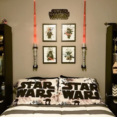 Cool Star Wars Bedroom Décor Ideas - Interior Design Explained Lego Star Wars Bedroom, Star Wars Boys Bedroom, Star Wars Bedroom Decor, Star Wars Zimmer, Star Wars Kids Room, Star Wars Boys Room, Star Wars Themed Bedroom, Star Wars Room Decor, Decoracion Star Wars