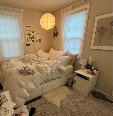 Twin Bed Set Up, Cozy Teenage Room, Bed Confort Ideas, Full Bed Aesthetic, Corner Bed Aesthetic, Queen Bed Aesthetic, Bed On Ground, Room Ideas Twin Bed, Room Ideas With Couch