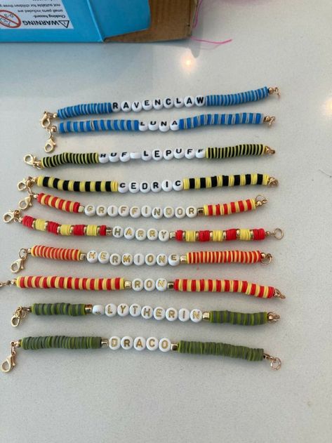 Hufflepuff Clay Bead Bracelet, Harry Potter Clay Bead Bracelets, Slytherin Clay Bead Bracelet, Colors That Go Together Bracelets, Diy Harry Potter Bracelets, Harry Potter Accessories Diy, Harry Potter Seed Bead Bracelet, Harry Potter Inspired Bracelets, Harry Potter Diy Jewelry