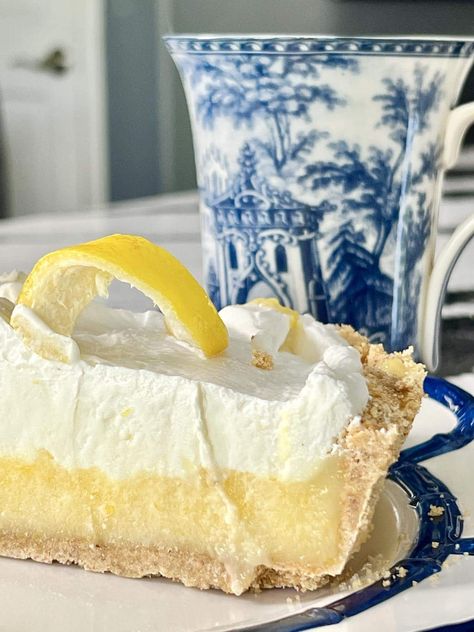 Craving a tart and refreshing dessert? This no bake lemon curd pie is quick, easy, and bursting with citrus flavor! And no oven needed! Curd Pie, Lemon Curd Pie, No Bake Lemon Pie, No Bake Lemon, Easy Lemon Curd, Lemon Cream Pies, Homemade Graham Cracker Crust, Homemade Graham Crackers, Easy No Bake