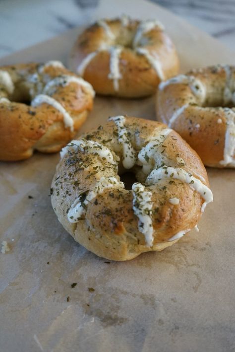 Viral Garlic Bread Stuffed Bagel- a twist on the viral garlic bagels taking over the west coast by storm! - @SOFLOFOOODIE Cream Cheese Stuffed Bagels, Garlic Bagels, Stuffed Bagels, Bagel Bites Recipe, Homemade Garlic Butter, Bagel Bites, Best Bagels, Savory Dishes, Soften Cream Cheese