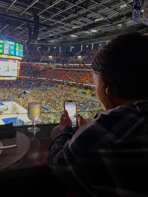 stadium nba basketball aesthetic crowd game orlando magic jumbotron Nba Gf Aesthetic, Wag Aesthetic Basketball, Sports Games Aesthetic, Nba Game Aesthetic, Wnba Aesthetic, Basketball Game Aesthetic, Public Relations Aesthetic, Basketball Courtside, Nba Lifestyle