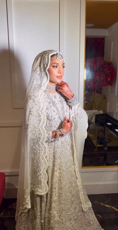 White Shaadi Dress, Nikkah Dress Hijab, Hijabi Pakistani Bride, Nikah Outfit Muslim Pakistani Bridal, Hijab Bridal Look, Desi Hijabi Bride, Hijabi Desi Bride, Nikkah Hijab, Nikkah Saree