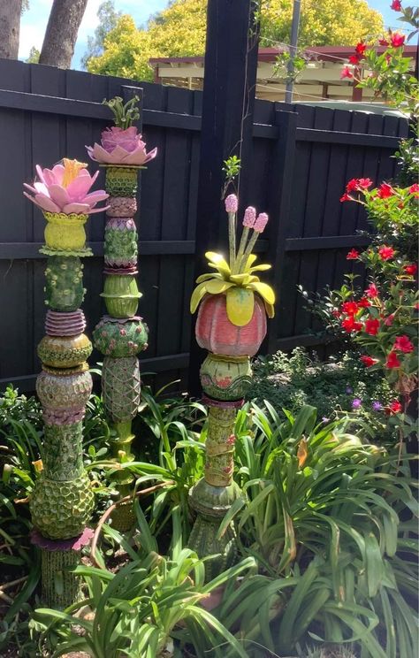 Pottery Garden Totems, Clay Garden Totems, Pottery Totems Yard Art, Garden Totems Diy Yard Art, Ceramic Totem Poles, Garden Totem Poles, Pottery Totems, Pottery Totem, Ceramic Totem