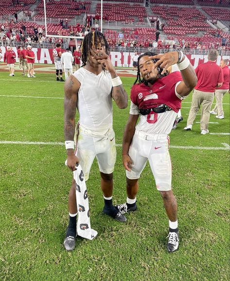 Cool Football Pictures, Ja Morant Style, Football Swag, Football Poses, Athletic Aesthetic, College Football Players, Nfl Football Pictures, Texas Football, Alabama Crimson Tide Football