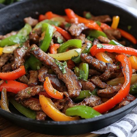 RECETA DE FAJITAS DE BISTEC Las fajitas de bistec son un platillo lleno de sabor y versatilidad que combina tiernas tiras de carne marinada con coloridas y crujientes verduras, todo envuelto en tortillas calientes. Las fajitas de bistec son una explosión de sabores, gracias al marinado en el que la carne se sumerge antes de ser cocida. La combinación de comino, paprika, chile en polvo y ajo crea una mezcla aromática que impregna la carne con un sabor intenso y delicioso. Una de las maravilla... Fajitas Recipe Steak, Steak Fajita Recipe, Guacamole Salsa, Salsa Fresca, Steak Fajitas, Steak Recipes, Fajitas, Chili Powder, Healthy Food