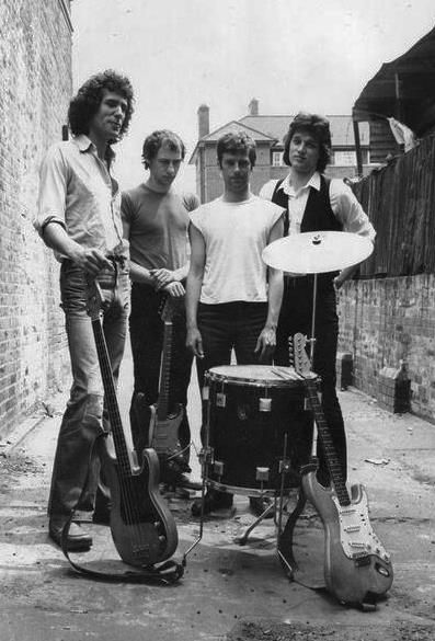 Dire Straits, possibly in Newcastle where Mark Knopfler is from! 80s Musicians, Mark Knopfler, Dire Straits, Oldies Music, British Rock, Heavy Metal Bands, Music Photo, Pop Rock, Music Icon