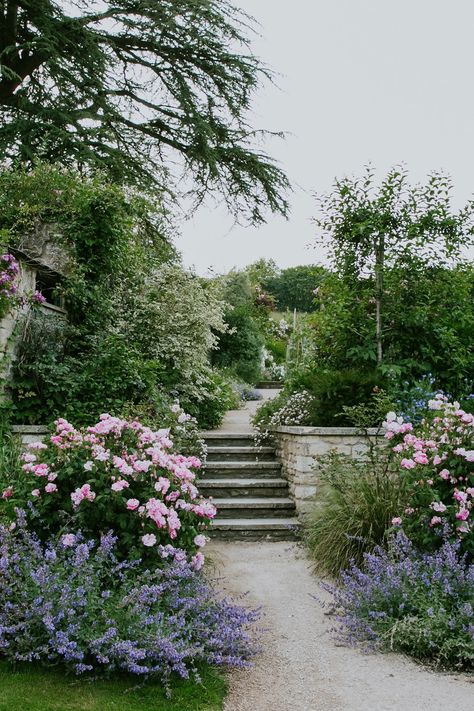 Landscape Borders, Garden Stairs, Tinted Glasses, Magic Garden, English Cottage Garden, English Country Gardens, Have Inspiration, Traditional Landscape, Garden Pathway