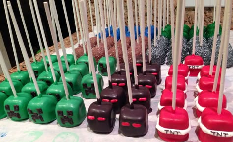 Mine craft cake pops! Sweetly done by Candi Minecraft Cake Pop Ideas, Minecraft Sweets, Gaming Cake Pops, Video Game Cake Pops, Minecraft Desserts, Minecraft Cakepops, Minecraft Treats, Minecraft Cake Pops, Minecraft Birthday Decorations