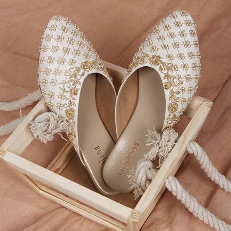 What’s Good To Choose For Wedding: Bridal Flats Or High Heels? Wedding Sandals For Bride, Bride Flats, Bridal Footwear, Indian Wedding Shoes, Bride Sandals, Flat Sandals Wedding, Bridal Shoes Low Heel, Indian Shoes, Beaded Shoes