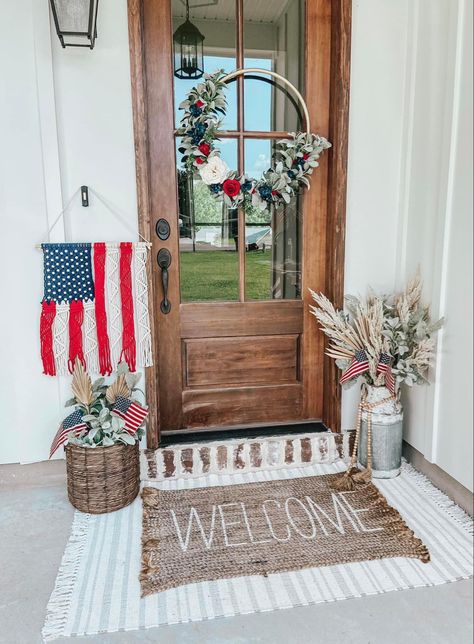 Summer Porch Decor Front Entry, Fouth Of July Crafts, Farmhouse 4th Of July, Summertime Decor, 4th July Crafts, Fourth Of July Decor, Spring Summer Decor, Americana Decor, Front Porch Decorating