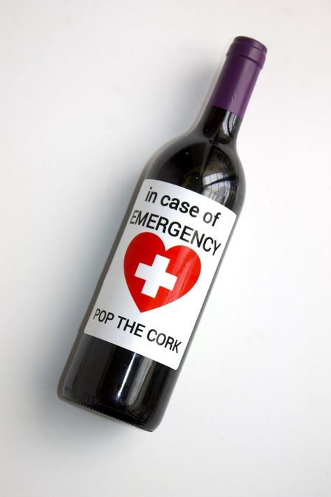 Funny "in case of emergency, pop the cork" printable for wine and champagne bottles. #freeprintable Funny Wine Bottle Labels, Sticker Projects, Custom Wine Labels Wedding, Diy Wine Labels, Wine Bottle Label Template, Birthday Wine Label, Funny Wedding Gifts, Wine Quotes Funny, Wine Bottle Label