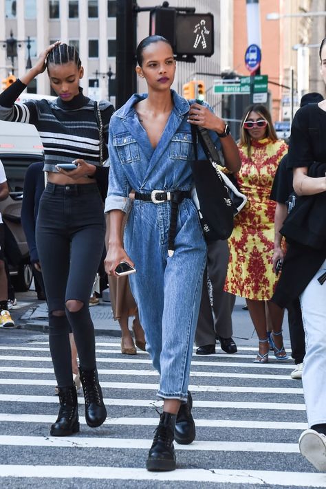 Denim Jumpsuit Street Style, Denim Street Style, Moda Denim, Style Casual Chic, All Jeans, Fall Denim, Elegant Shirt, Dakota Johnson, Celebrity Outfits