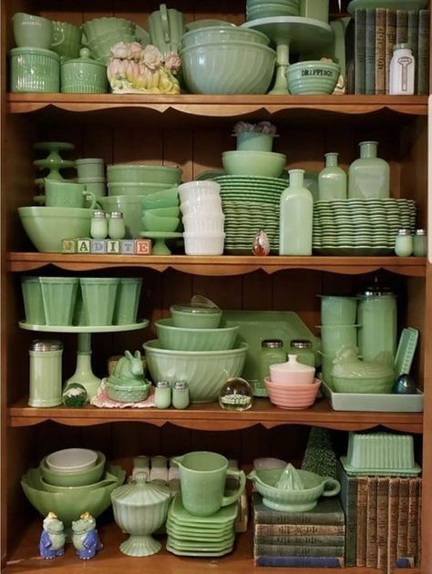 Jadeite Kitchen, Jadeite Dishes, Vintage Jadeite, Country Vintage, Yard Sales, Mccoy Pottery, Kitchen Vintage, Green With Envy, Feels Like Home