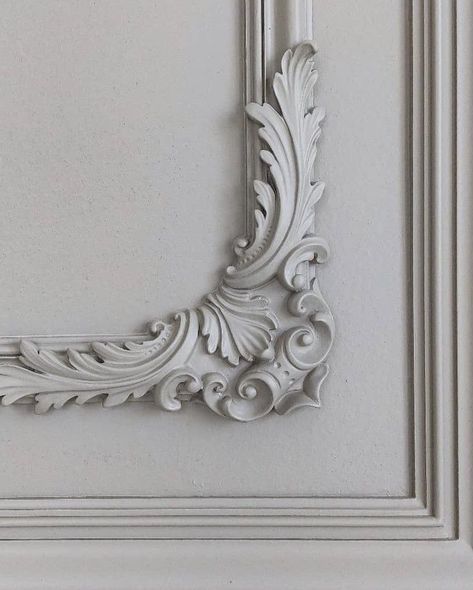 Wall Molding Design, Plaster Ceiling Design, Wall Carvings, White Molding, House Ceiling Design, Ceiling Design Modern, Ceiling Design Bedroom, Classic Interior Design, Classic Bedroom