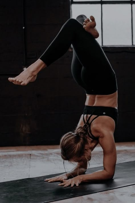 Fitness Aesthetic Vision Board, Strength Training Aesthetic Women, Female Workout Aesthetic, Body Aesthetics Fit, Prasarita Padottanasana, Work Out Asthetics Photos, Mobility Aesthetic, Female Fitness Aesthetic, Strong Body Aesthetics Women