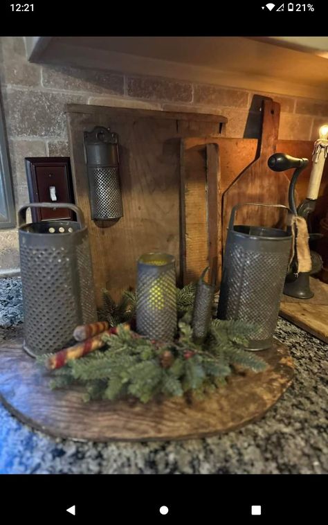 Christmas Boxes Decoration, Rustic Primitive Decor, Primitive Christmas Decorating, Antique Booth Displays, Primitive Christmas Decor, Primitive Kitchen Decor, Vintage Farmhouse Style, Prim Christmas, Colonial Christmas