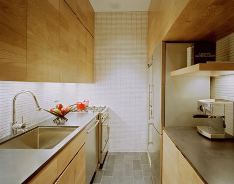 10 Well-Designed Windowless Kitchens Windowless Kitchen, Design Case Mici, Studio Apartment Kitchen, Long Narrow Kitchen, Galley Kitchen Design, Studio Apartment Design, Home Idea, Mini Loft, Kitchen New York