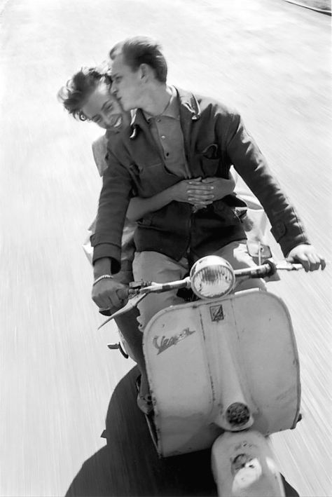 Veuve Cliquot, Italian Scooter, Carlos Castaneda, Vintage Couples, Vespa Vintage, Foto Art, Old Love, Vintage Summer, Vintage Photographs