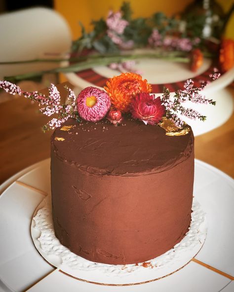 [Homemade] chocolate cake with fresh flowers Chocolate Cake Fresh Flowers, Chocolate Cake With Fresh Flowers, Chocolate Cake Flowers, Chocolate Floral Cake, Chocolate Cake With Flowers, Chocolate Cake Icing, Cake With Fresh Flowers, Indian Cake