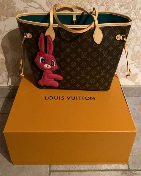 Available!🤎 DM to order!🛒 Lv Neverfull, Louis Vuitton Neverfull Mm, Leather Handbags Women, Handbags Women, Neverfull Mm, Vuitton Neverfull, Vuitton Bag, Luxury Handbags, Louis Vuitton Neverfull