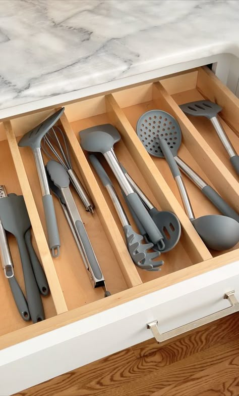 Organize Utensil Drawer, Kitchen Utensil Drawer, Nursery Drawer, Kitchen Drawer Organizers, Utensil Drawer Organization, Kitchen Utensil Organization, Kitchen Drawing, Apartment Storage, Drawer Organization