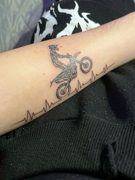 idee tatuaggi moto Dirt Bike Chain Tattoo, Dirtbike Tattoo Ideas Motocross, Dirt Bike Tattoo Ideas, Dirtbike Tattoo, Motorbike Tattoo, Motocross Tattoo, Pulse Tattoo, Dirt Bike Tattoo, Chain Tattoo