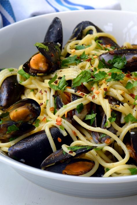 Serve up the Italian classic Spaghetti alle cozze in bianco (spaghetti with mussels) in just 15 minutes with Rachel Phipps' easy recipe. Mussels Pasta, Vegan Pumpkin Cookies, Seafood Pasta Recipes, Quick Pasta Recipes, Mussels Recipe, Great British Chefs, Seafood Pasta, Pub Food, Vegetarian Pasta