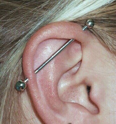 Industrial Piercings. Middle Lip Piercing, Ear Piercings Industrial, Industrial Piercing Jewelry, Belly Button Piercing Jewelry, Earrings Piercings, Face Piercings, Pretty Ear Piercings, Industrial Piercing, Piercing Inspo