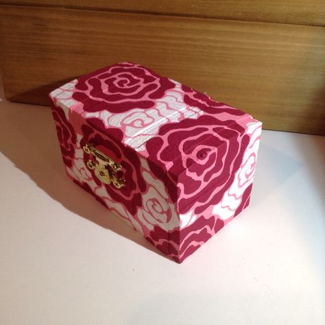 Pin Box Sorority Diy, Badge Box Sorority, Sorority Pin Box Ideas, Pin Box Sorority, Sorority Pin Box, Sorority Diy, Arrow Crafts, Badge Box, Sorority Art