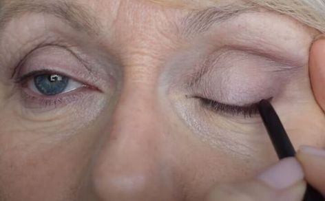 This is a guide on how to apply eyeliner for over 50s. If you want to learn how to apply eyeliner, then follow along with this tutorial! Eyeliner Over 50 How To Apply, How To Apply Eyeliner For Older Women, Eyeliner Over 50, How To Wear Eyeliner, Older Eyes, Eyeliner Application, Eyeliner Techniques, Eyeliner For Hooded Eyes, How To Do Eyeliner