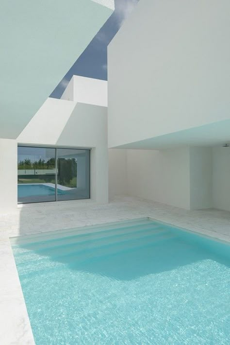 Between Two White Walls,© Ricardo Oliveira Alves Cheap Pool, Courtyard Pool, Pool Backyard, Pool Colors, Casa Country, Luxury Pools, Backyard Pool Landscaping, Modern Pools, Dream Pools