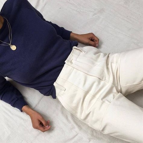 Fashion flatlay on person with white pants and navy blue shirt outfit Blue Turtleneck, Turtleneck Outfit, Beige Outfit, Winter Mode, Mode Inspo, 가을 패션, Outfits Casual, Inspiration Mode, Fashion Mode