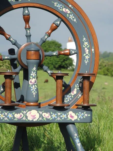 Painted Spinning Wheel, Ashford Spinning Wheel, Wheel Craft, Wheel Art, Spinning Yarn, English Roses, Spinning Wheel, Hand Spinning, Yarn Dyeing