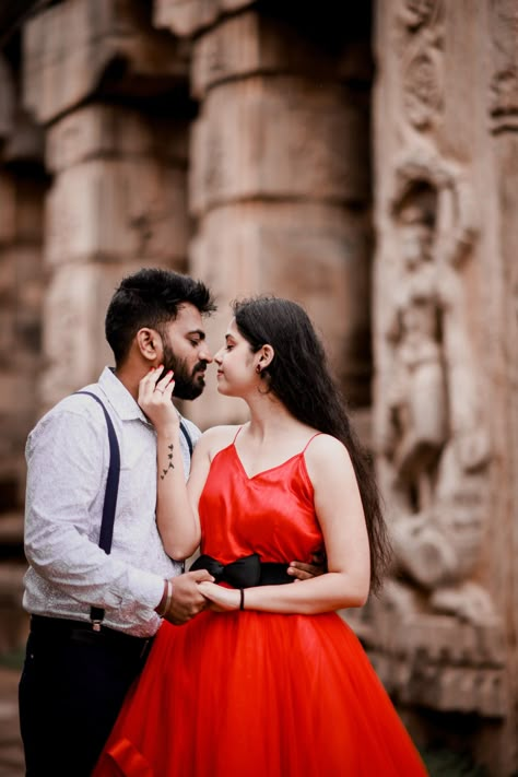 Prewedding couple poses Couple Poses Formal Dress, Pre Wedding Stills, Outdoor Stills For Couple, Prewedding Couple Poses, Wedding Possess, Outdoor Stills, Pre Wedding Photoshoot India, Outdoor Wedding Photoshoot, Couple Stills