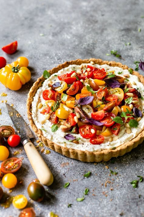 Tomato And Ricotta Tart, Bourisan Cheese Recipe, Tomato Ricotta Tart, Ricotta Tart, Recipe Tomato, Sommer Mad, Tomato Recipe, Fresh Tomato Recipes, Tomato Tart