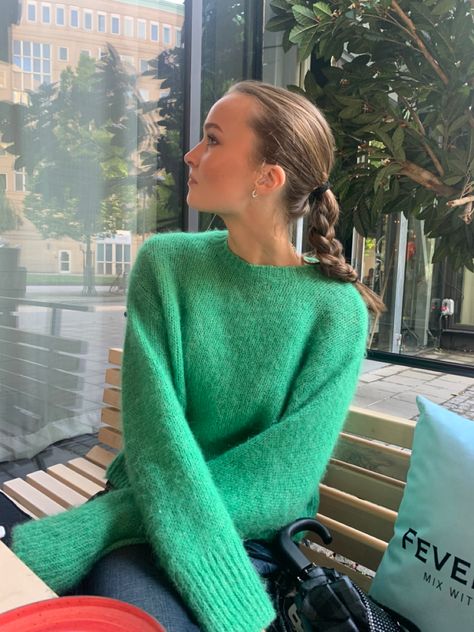 Bright Green Sweater Outfit, Green Jumper Outfit, Jumper Aesthetic, Green Sweater Outfit, Fall Transition Outfits, Mum Fashion, Uni Outfits, Scandinavian Fashion, Stockholm Fashion