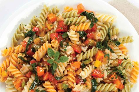 Receta de Pasta vegetariana |  Si estas siguiendo una dieta o algún plan alimenticio saludable, prepara está fácil receta de pasta vegetariana. Mira cómo hacerla, aquí. Pasta Saludable, Pasta Italiana, Healthy Meats, Vegan Drinks, Vegetable Pasta, Mexican Recipes, Tortellini, How To Cook Pasta, Pasta Salad