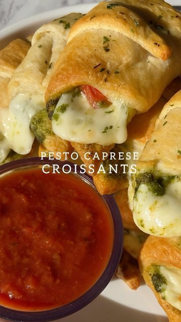 Sheila Williams on Instagram: "garlic butter pesto caprese croissants | the perfect snack or holiday appetizer✨ this may be my favorite version yet! Pesto, mozzarella & heirloom tomatoes are CHEF’S KISS 💋 Easy recipe below. Let me know if you make them! •unroll each croissant/crescent dough on a baking sheet •add 1/2tsp basil pesto, half a mozzarella stick & a few diced heirloom tomatoes to wide part of dough •then gently roll up & add to baking sheet •melt 1tbsp butter with 1tsp garlic/1tsp parsley •lightly brush over croissants •bake at 375 for 10-12min or until golden •garlic marinara for dip (optional) #easyrecipes #snackideas #easysnack #appetizers #appetizerideas #lunchideas #quickrecipes #caprese" Pesto Caprese Croissant, Pesto Crescent Rolls, Pesto Caprese Puff Pastry, Pesto Croissant, Croissant Roll Ups, Caprese Croissant, Croissant Dough Sheet Recipes, Mini Croissant Appetizers, Pesto Croissant Sandwich