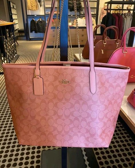 Handbag School, Uni Bag, Pink Handbag, Luxury Bags Collection, Handbag Essentials, Girly Bags, Cute Handbags, Jewelry Accessories Ideas, Pink Handbags