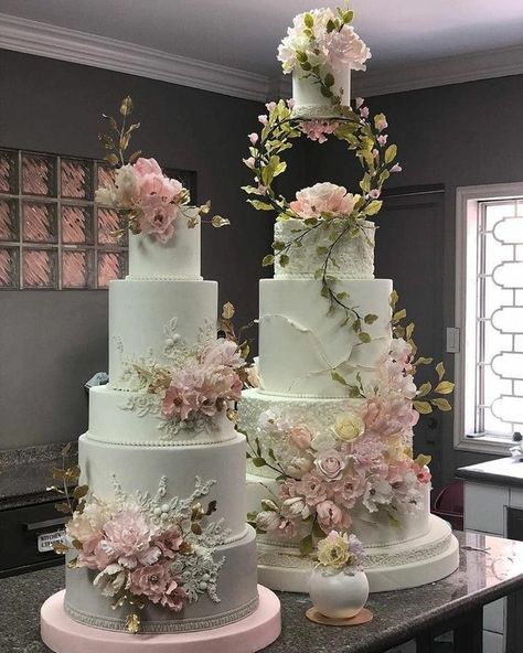 Quince Cakes, Extravagant Wedding Cakes, Cake Structure, Cake With Flowers, Big Wedding Cakes, Fondant Wedding Cakes, Buttercream Wedding Cake, Amazing Wedding Cakes, Gorgeous Wedding Cake