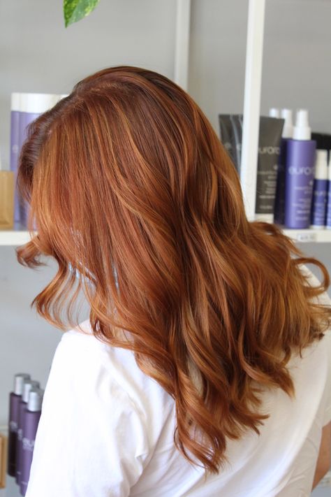 Dark To Light Copper Hair, Ginger Shadow Root, Cooper Hair With Dark Root, Lived In Ginger Hair, Shadow Root Copper Hair, Ginger Hair With Shadow Root, Ginger Hair Root Smudge, Cobre Hair Color, Copper With Shadow Root