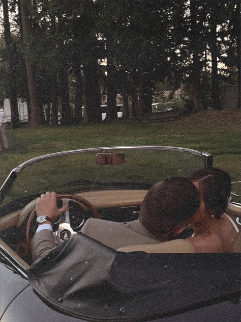 Vintage Car Couple Aesthetic, Old Vintage Pictures, Couples Vintage Outfits, Old Fashion Love Aesthetic, Vintage Wedding Aesthetic 50s, Old School Love Aesthetic, Old Time Love, Old Fashioned Aesthetic, Old Money Love