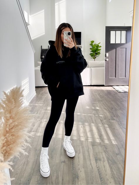 Winter Hoodies Womens Outfit, Black Hoodie Leggings Outfit, Casual Hoody Outfits Women, Black Hoodie Women Outfits, Hoodie Outfit College, Outfits With Black Essentials Hoodie, Over Sized Hoodies Outfits, Black Hoodies Womens Outfit, What To Wear With Black Hoodie