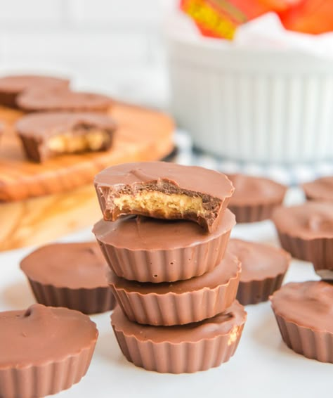 Homemade Reese’s Peanut Butter Cups Resses Peanut Butter Cups, Homemade Reeses Cups, Caramel Cake Recipe, Peanut Butter Cups Recipe, Homemade Peanut Butter Cups, Reese's Peanut Butter Cups, Peanut Butter Cup Cookies, Homemade Peanut Butter, Reeses Peanut Butter Cups