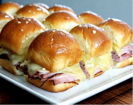 One Perfect Bite: Hawaiian Dinner Rolls + Overnight Sliders scroll on down to the ones you can make with purchased rolls..... Mini Panini, Hawaiian Sweet Breads, Ham And Cheese Sliders, Sweet Dinner Rolls, Cheese Sliders, Ham Sandwiches, Baked Ham, Hawaiian Food, Ham And Cheese