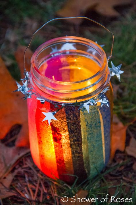 Martinmas Lanterns, Colorful Lanterns, Lantern Crafts, Jul Diy, Glass Lanterns, Mason Jar Lanterns, Waldorf Crafts, Lantern Ideas, Jar Lanterns