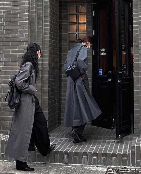 Long Grey Coat Outfit, Grey Coat Outfit, Long Grey Coat, Magazine Vogue, Quoi Porter, Coat Outfit, Long Coats, Grey Coat, Neutral Outfit