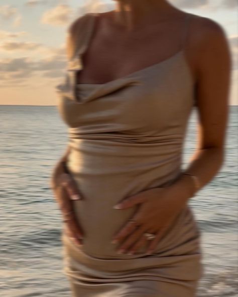 Babymoon Or Bust Aesthetic, Babymoon Aesthetic, Faceless Pregnant Aesthetic, Bm Photoshoot, Babymoon Or Bust, Dress Beach Aesthetic, Caymen Islands, Micalea Smeltzer, Pregnancy Aesthetic